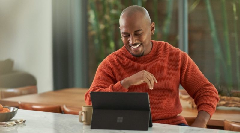Mitarbeiter arbeitet mit einem Tablet