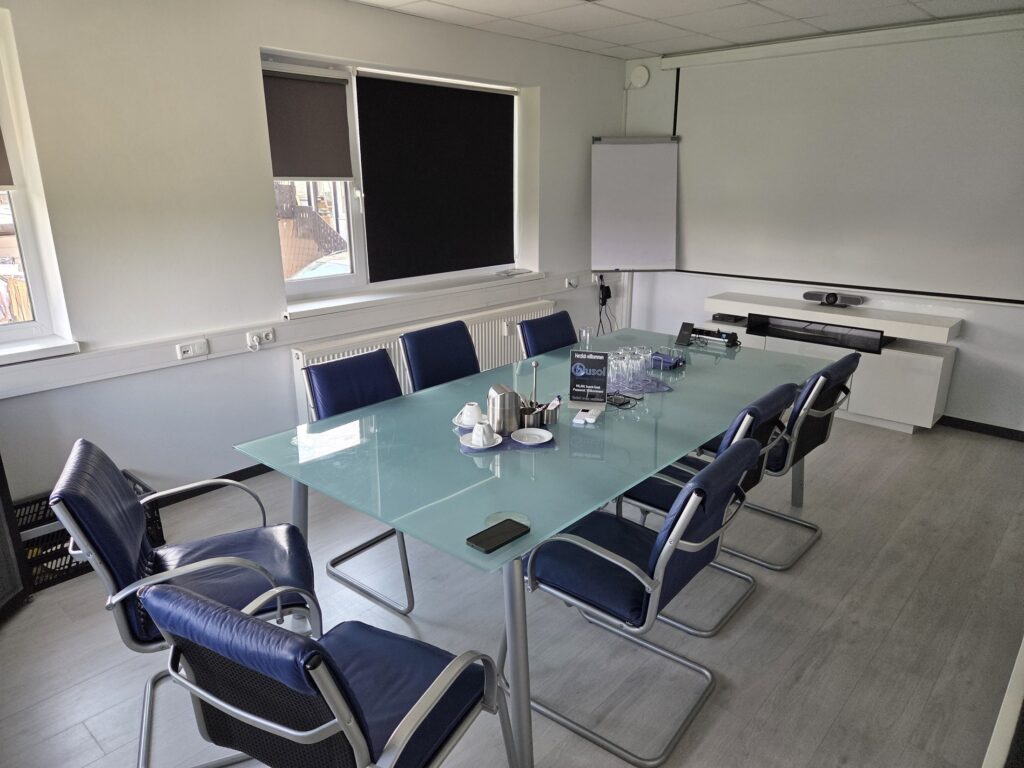 Besprechungsraum mit großem Konferenztisch